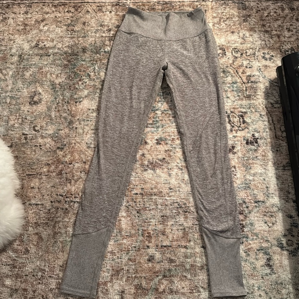 Alo soft lounge leggings in gravel